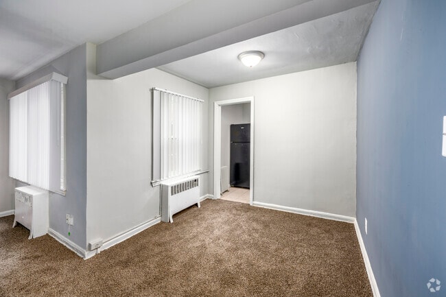 3BR, 1BA - 852SF - Dining Room - Newbury Square