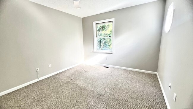 Building Photo - 16 Maple St