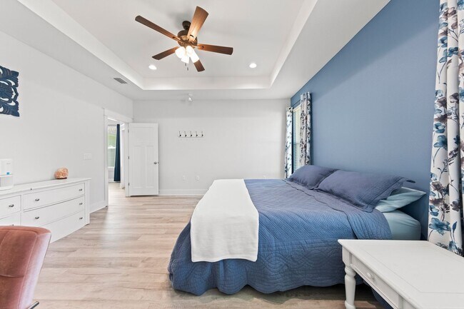 Building Photo - Freeport/Niceville Beauty!