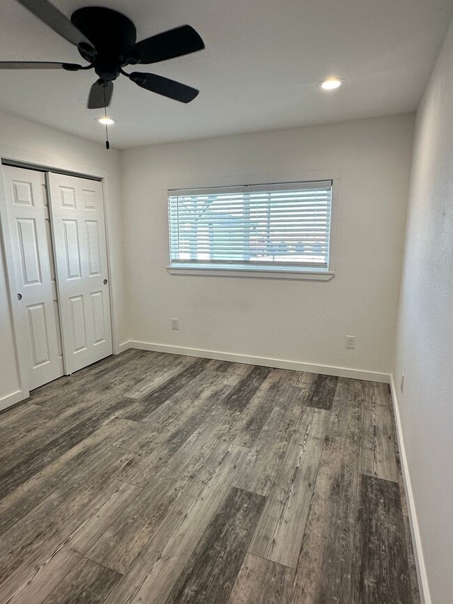 Building Photo - Recently Remodeled, Large 1 bedroom Duplex