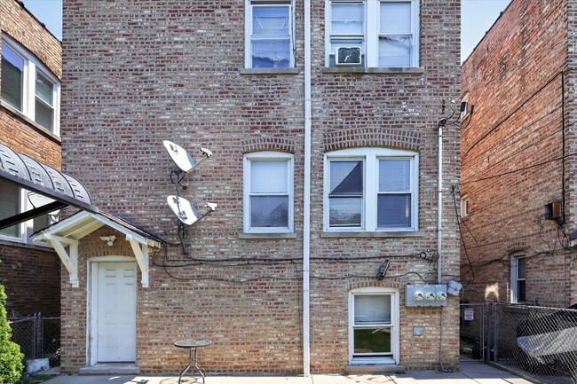 Building Photo - 1822 Gunderson Ave