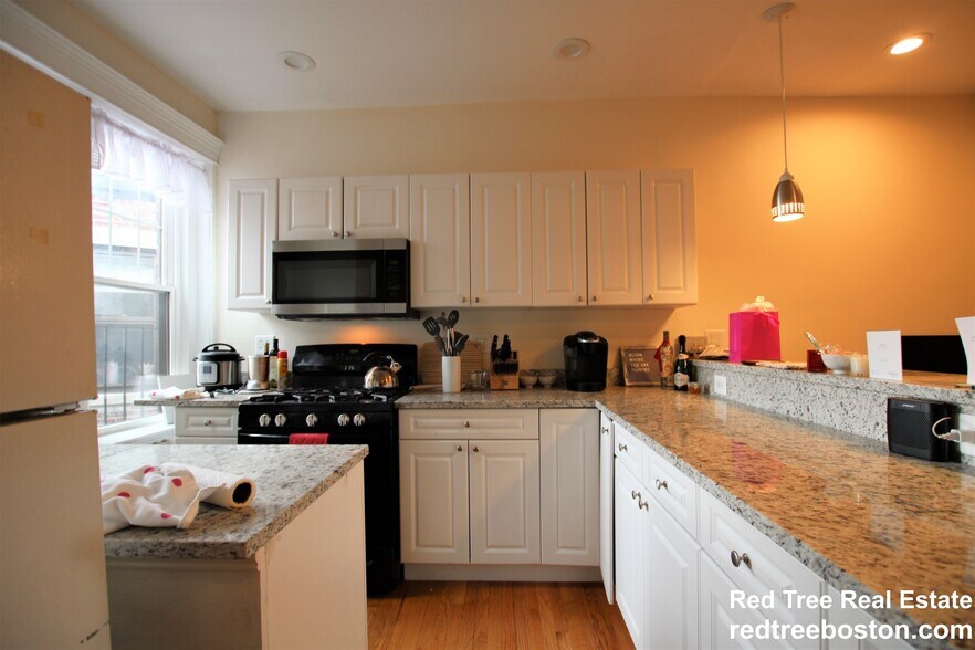 Building Photo - 1868 Commonwealth Ave