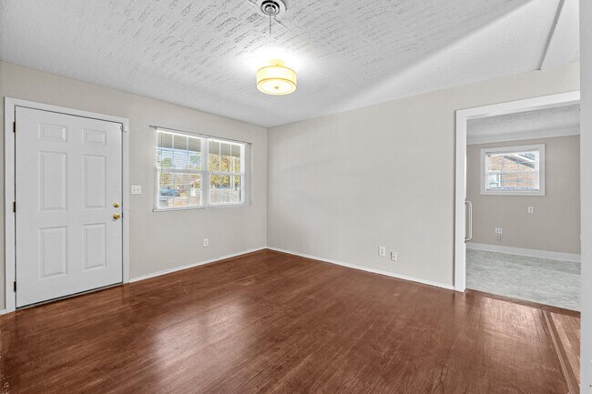 Building Photo - 2021 Fernwood Cir