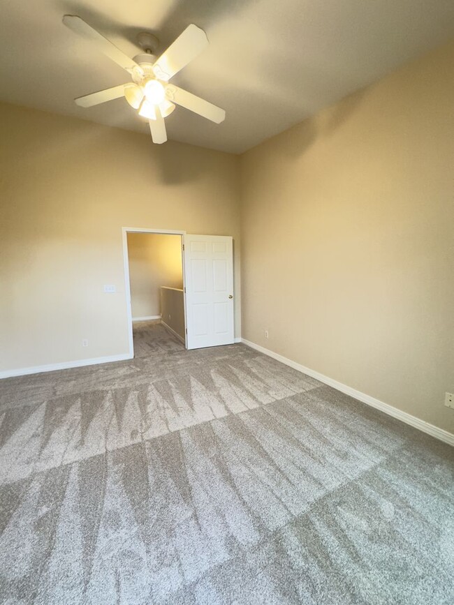 Building Photo - 3 bedroom 2.5 bath townhome with beautiful...