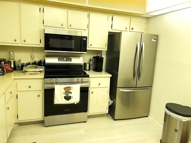 Building Photo - 1902 Bermuda Cir