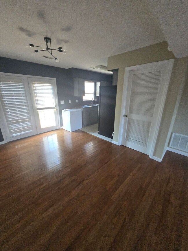 Building Photo - Spacious 2-Bedroom Condo in Johnson City