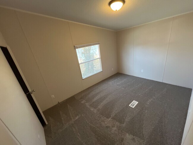 Building Photo - 210 N Walnut St