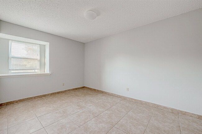 Building Photo - 3107 Sleepy Hollow Dr