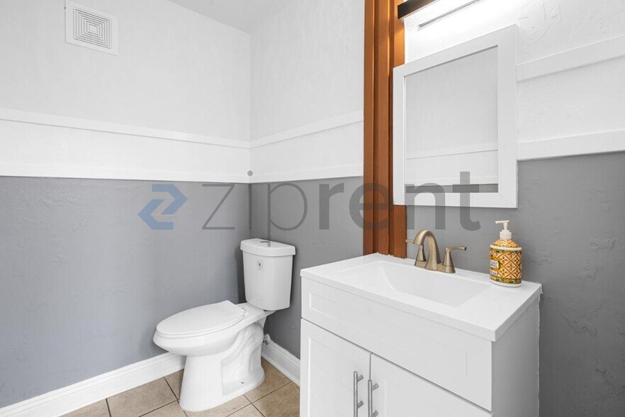 Building Photo - Unit 33
