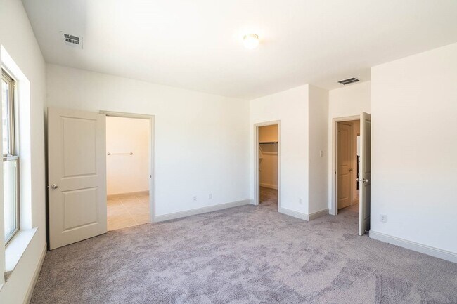 Building Photo - 6151 Blythe Dr