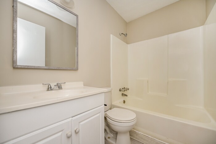 Building Photo - 951 Woodbridge Dr NE