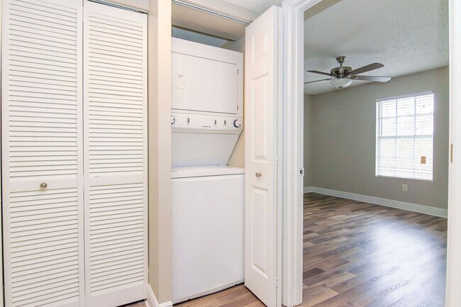 Building Photo - Waterfront - Top Floor- 1 Bedroom 1 Bath f...