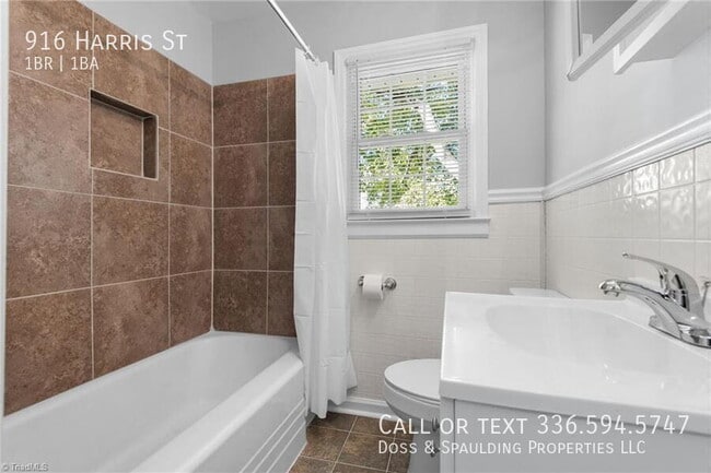 Building Photo - 916 Harris St