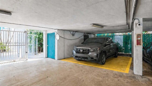 Building Photo - 1700 NW N River Dr