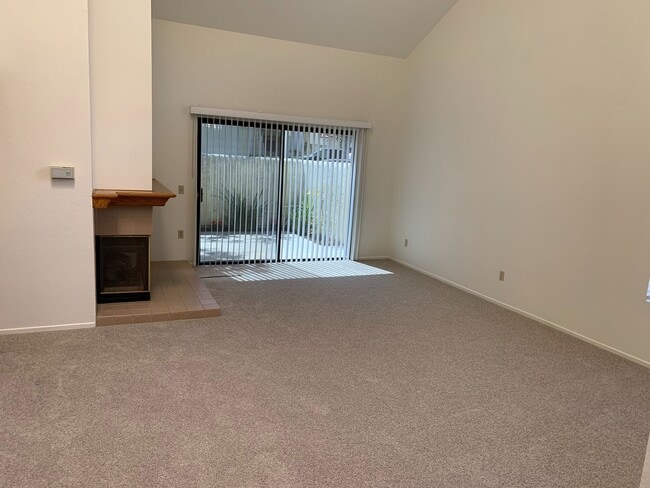 Building Photo - Light & Bright Mission Ridge Condo