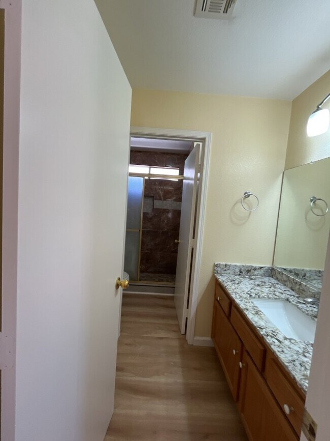 Building Photo - Experience luxurious living in this stunning 4-bedroom, 2.5-bathroom house