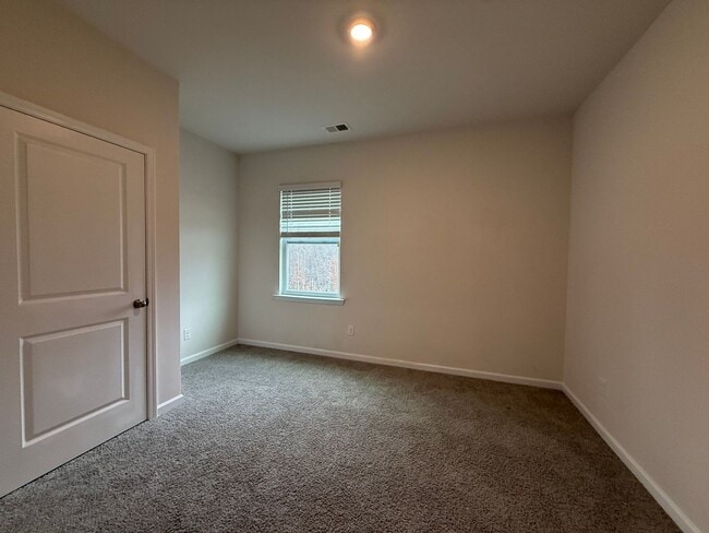 Building Photo - Spacious 5-Bedroom Home for Rent in The Falls – Modern, Comfortable, and Move-In Ready