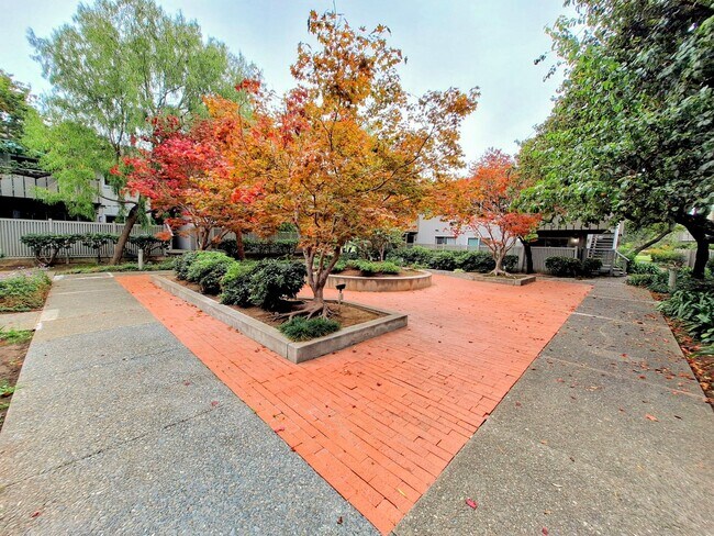 Building Photo - Spacious Second Floor 1bd Condo in Great P...