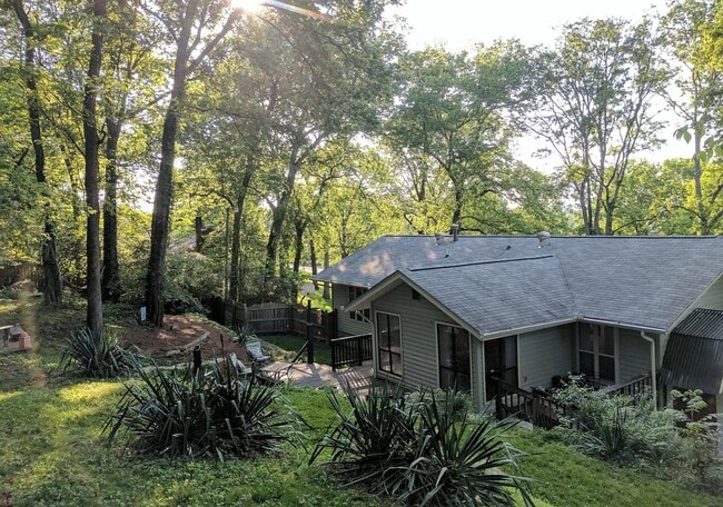 Building Photo - 10412 Pinedale Dr