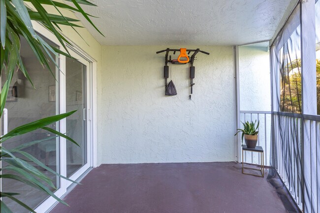 Building Photo - 961 S Ocean Dr