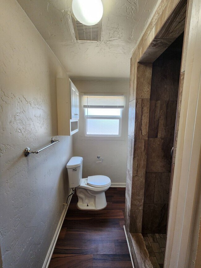 Building Photo - 1037 Brownlee Ave