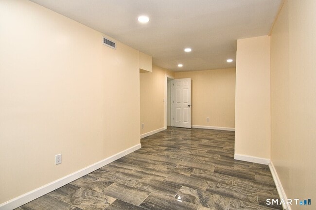 Building Photo - 170 Sequoia Rd