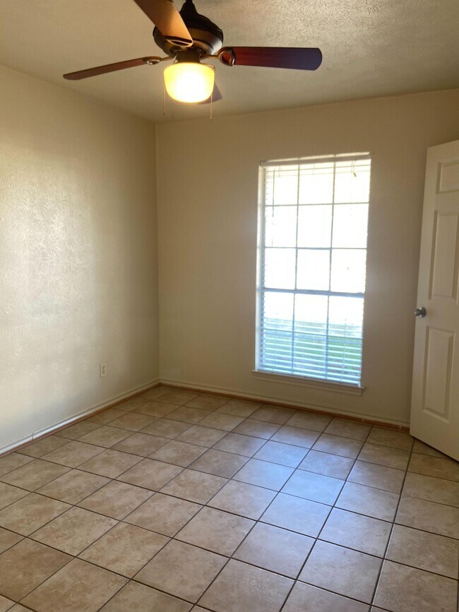 Building Photo - 704 Skyline Dr