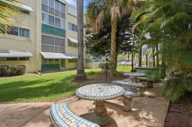 Building Photo - 1333 E Hallandale Beach Blvd