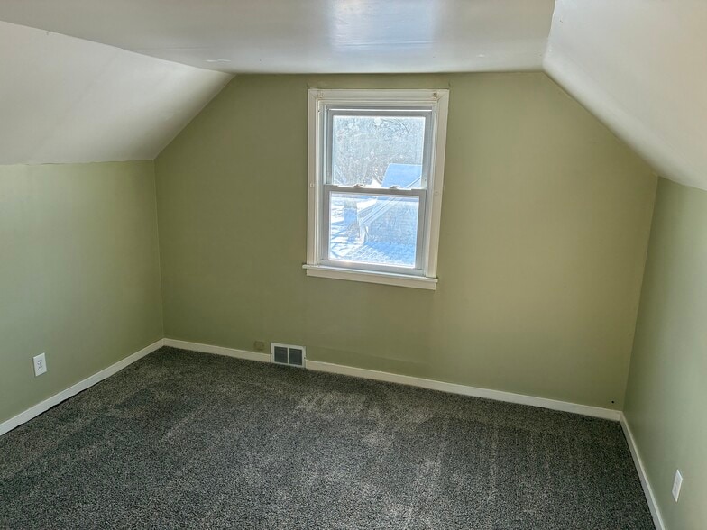 Building Photo - 19 College Dr