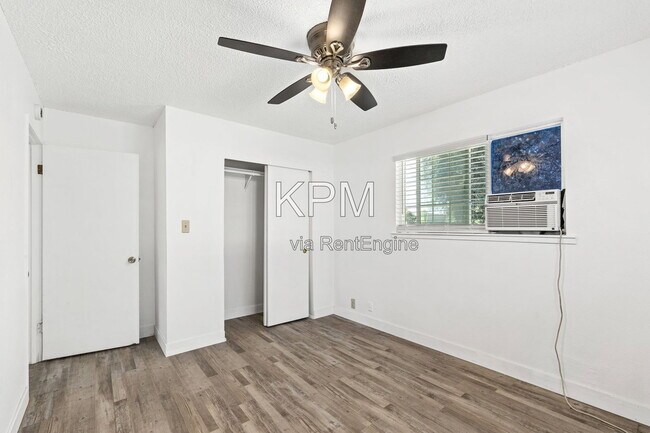 Building Photo - 527 N Lillian Ave