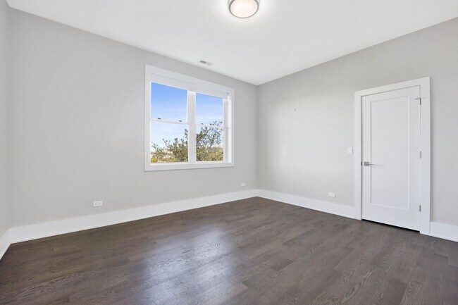 Building Photo - 562 W 18th St