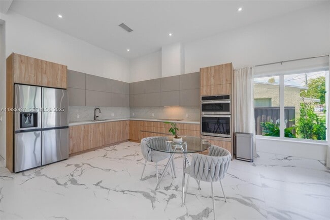 Building Photo - 635 SW 9th St