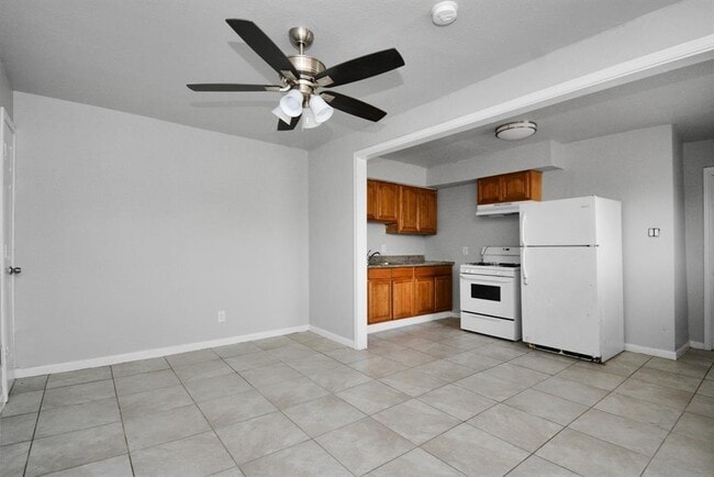 Building Photo - 8127 Colonial Ln