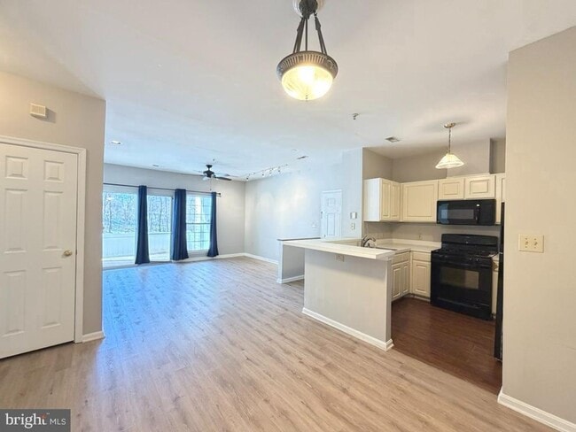 Building Photo - Beautiful 2bd 1bth private patio-level condo in New Town with a peaceful wooded view!