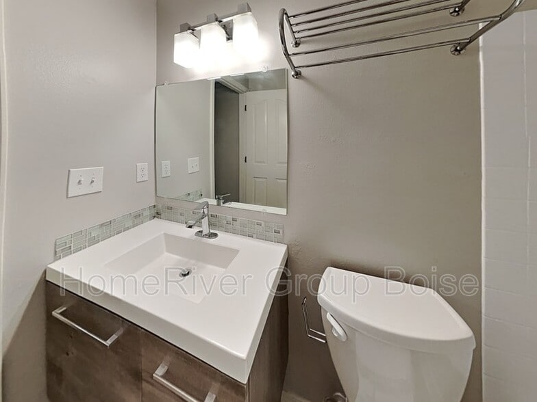 Building Photo - 3687 S Gekeler Ln