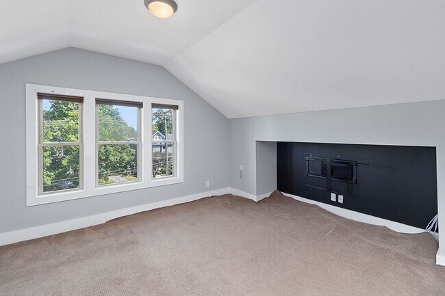 Building Photo - 3739 Hyde Park Ave