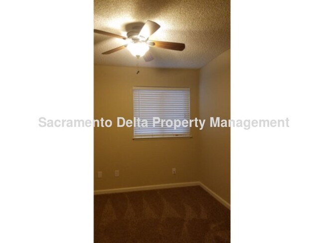 Building Photo - AVAILABLE NOW - CITRUS HEIGHTS 3 BEDROOM 2...