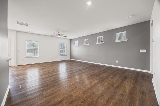 Building Photo - "Spacious 4-Bedroom Home Located In Desira...