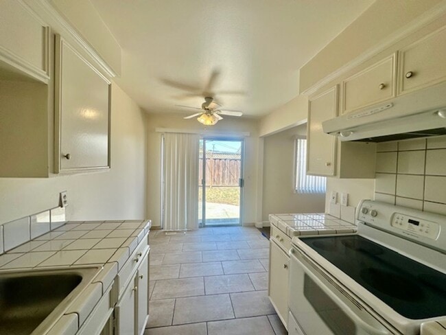 Building Photo - Beautiful Move-In Ready Two Bedroom Two Ba...