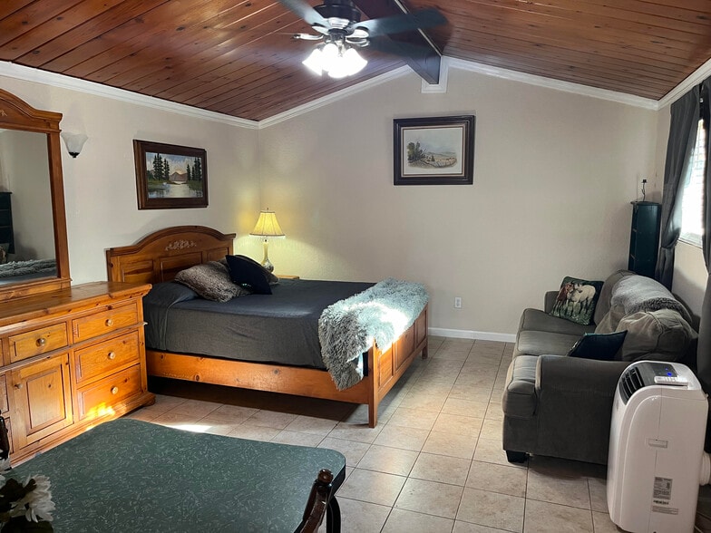 Building Photo - 1032 Greta St