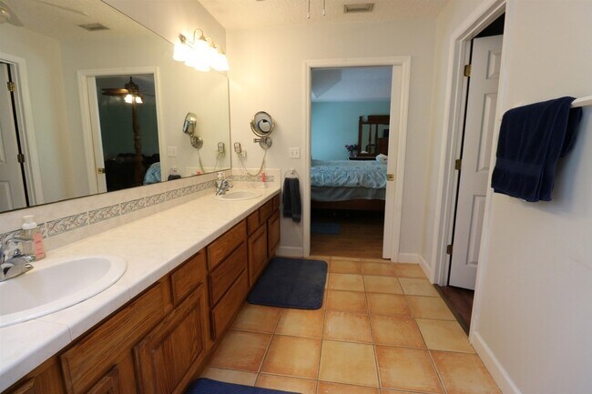 Building Photo - 909 Colonial Dr
