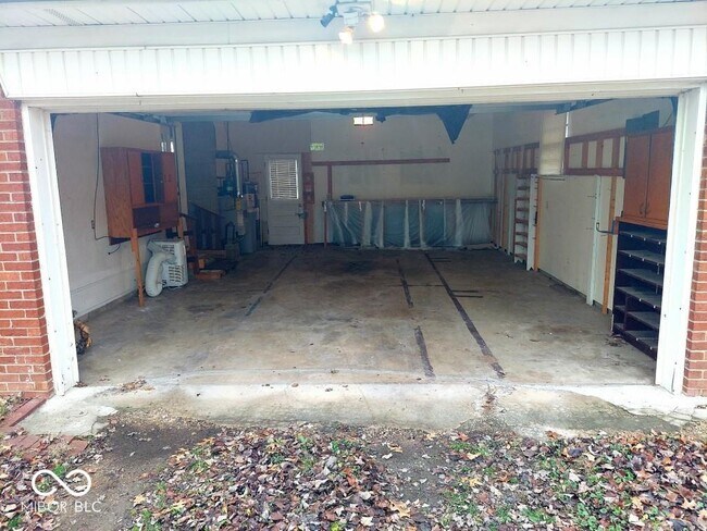 Building Photo - 8044 Beechwood Ave