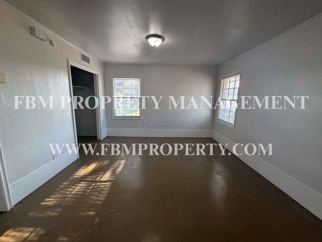 Building Photo - 2200 Country Club Rd