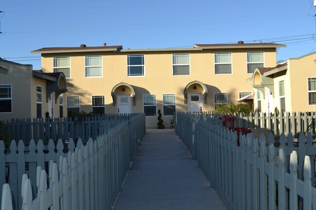 Building Photo - Stylish 2BD Golden Hill Gem | A/C, Bonus R...