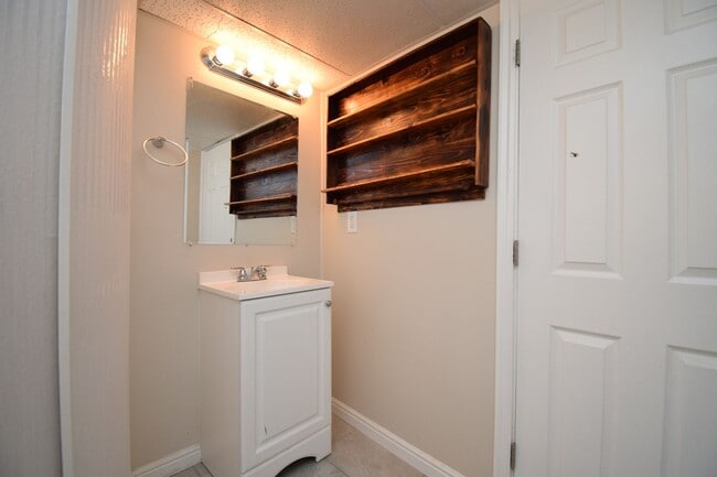 Building Photo - Comfortable Kearns 4-Bed Home with Spacious layout & Private Yard