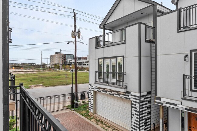 Building Photo - 3045 Clinton Dr