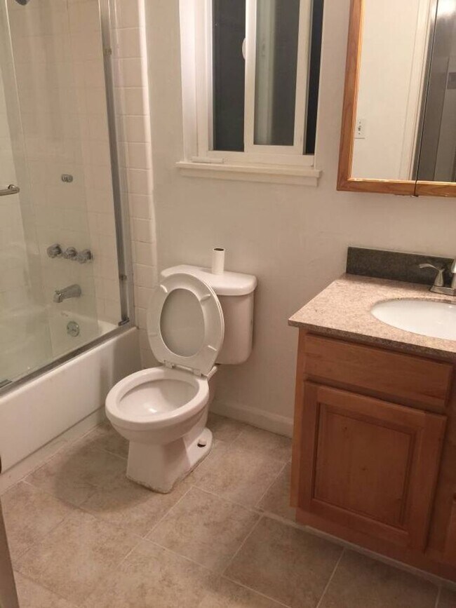 Building Photo - Charming Apartment in San Leandro