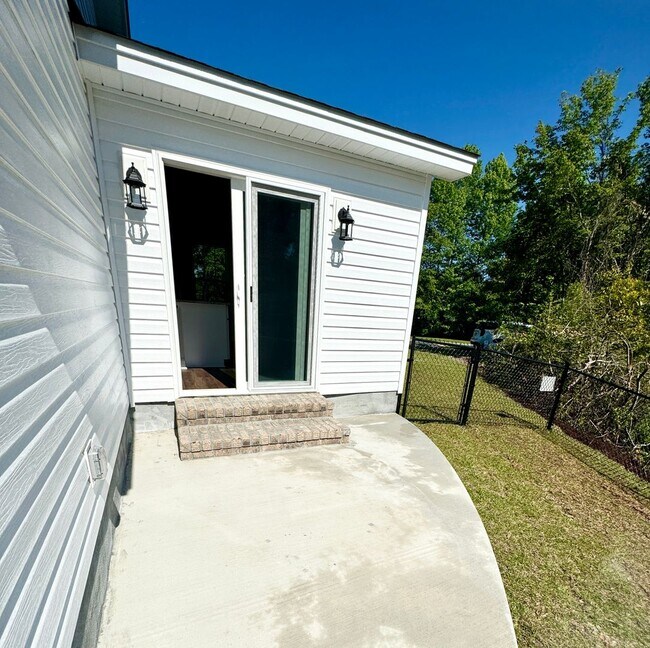 Building Photo - BEAUTIFUL pond front home! All the details make this a showstopper.! Fenced Yard!!