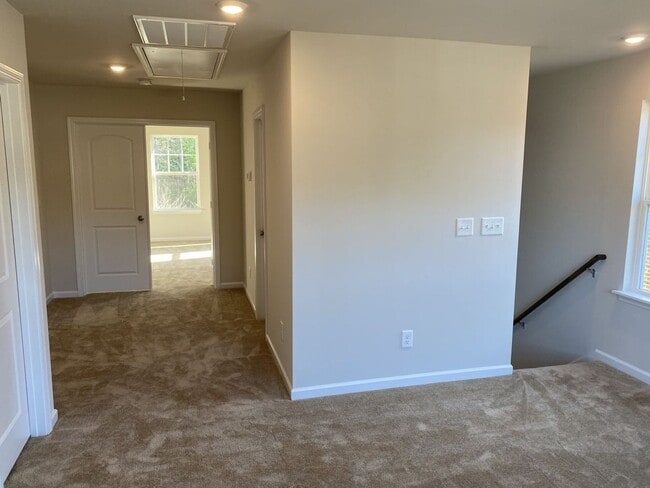 Building Photo - Spacious 2 Story, 3 Bed, 3 Bath Townhome n...