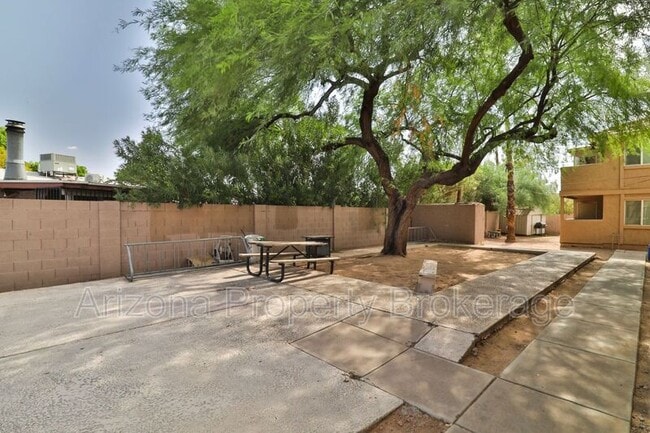 Building Photo - 601 W Rio Salado Pkwy